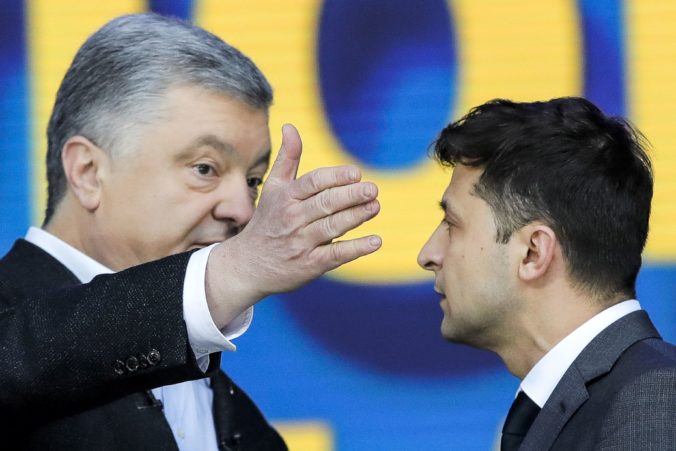 Prezident Zelenskij obvinil Porošenka, že sa snaží prekaziť mierový proces na východe Ukrajiny