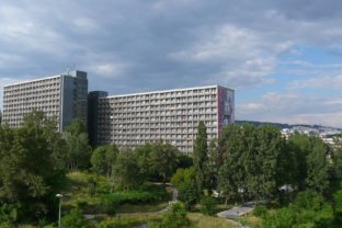 Univerzita Komenského ubytovaným študentom neodporúča ani návštevy medzi jednotlivými izbami.
