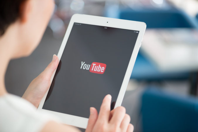 YouTube zasiahol českú dezinformačnú scénu, zmazal kompletný archív Svobodného vysílače