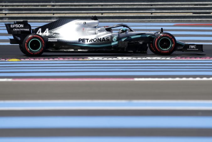 Hamilton si vyjazdil svoju 86. pole position v kariére a VC Francúzska odštartuje z prvej pozície
