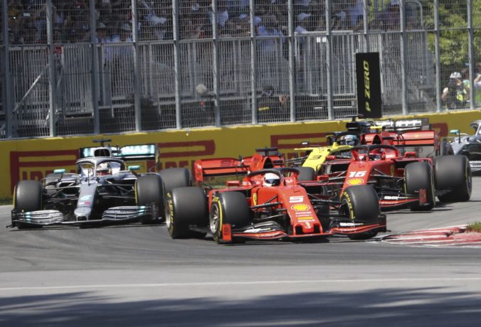 Video: Vettel bol v cieli prvý, ale z triumfu na Veľkej cene Kanady sa tešil Hamilton