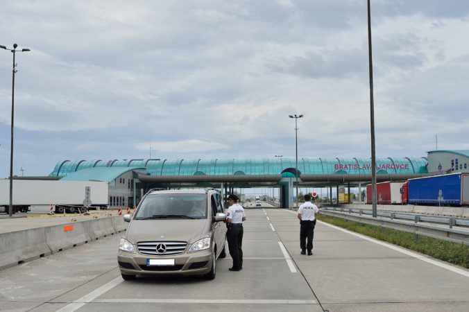 Diaľničiari spolu s políciou zintenzívnia kontroly diaľničných známok na hraničných priechodoch