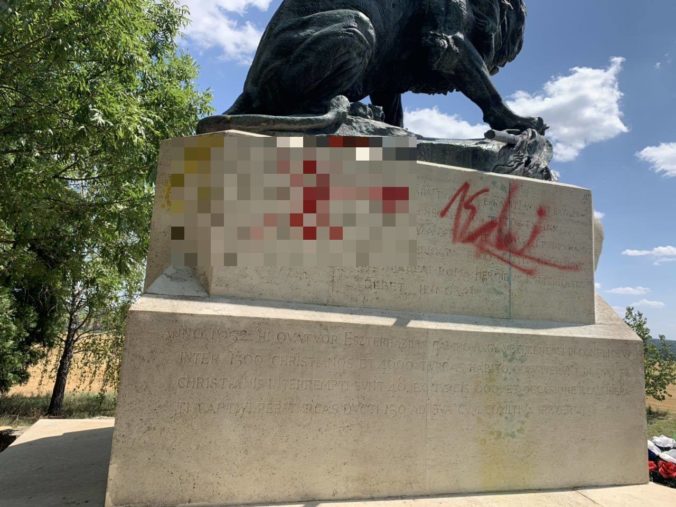 Zlaté Moravce, vandalizmus, sprejeri, socha leva