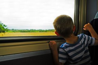 Ak má vlak o niečo dlhšie meškanie, rodina si bude musieť počkať na ďalší spoj.