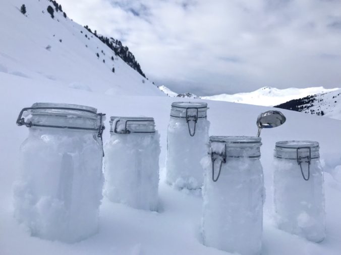 Vedci boli šokovaní výsledkami z Arktídy, počas sneženia padali z neba čiastočky plastov