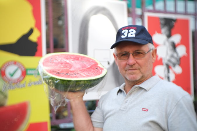 Video: Ako chutí slovenský melón od farmára? Vždy je zrelý a sladký