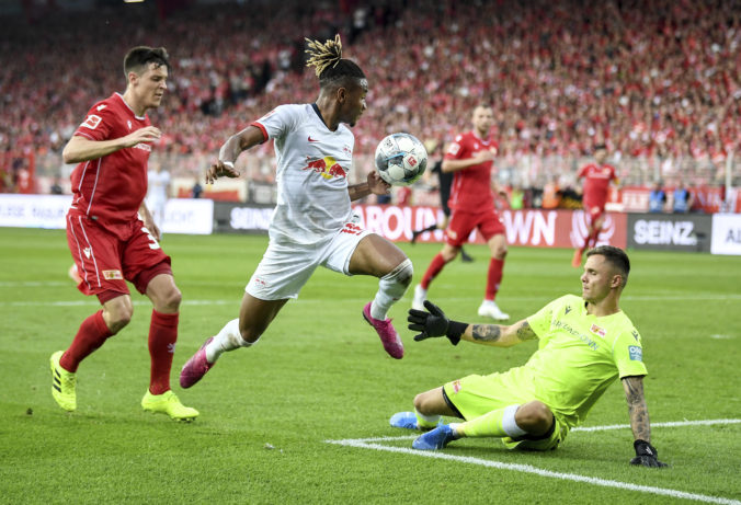 Frankfurt vyhral vďaka gólu z 35. sekundy, premiéra Unionu Berlín v I. bundeslige sa skončila debaklom