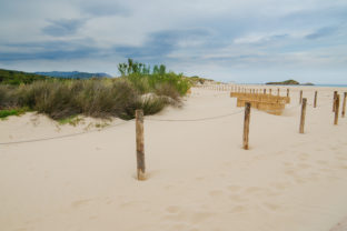 Biely piesok, pláž, Chia, Sardínia