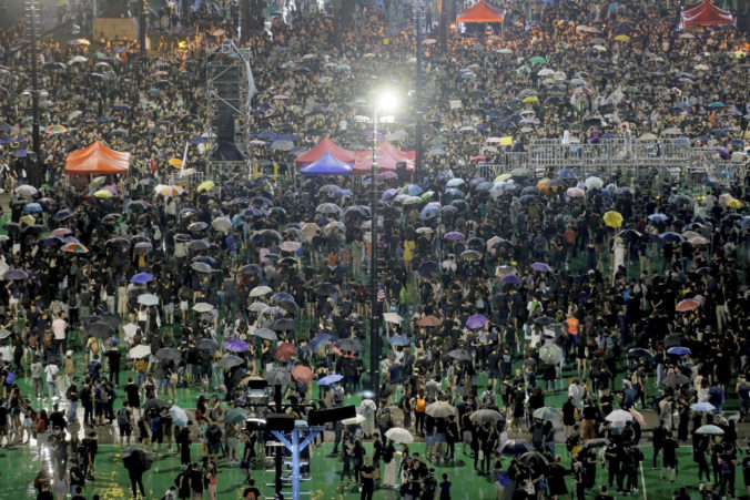 Na nedeľnom proteste v Hong Kongu sa zišlo približne 1,7 milióna ľudí, tentokrát bol priebeh pokojný