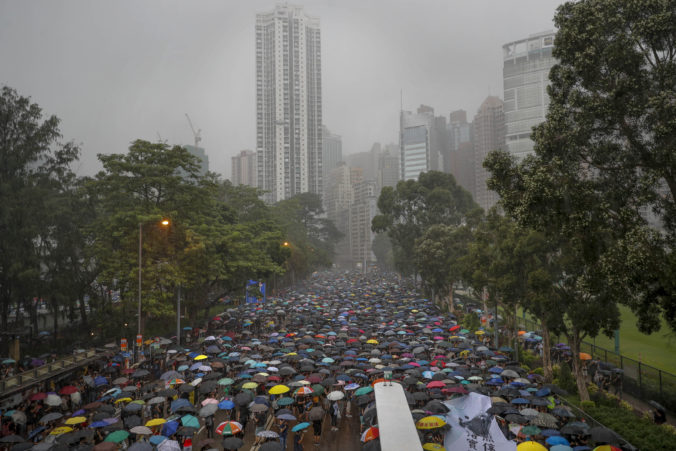 Desaťtisíce demonštrantov sa opäť zišli v centre Hongkongu, trvajú na svojich požiadavkách