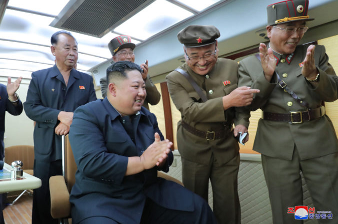 Kim Čong-un sa zúčastnil na teste rakiet krátkeho doletu, s jeho úspešnosťou bol veľmi spokojný