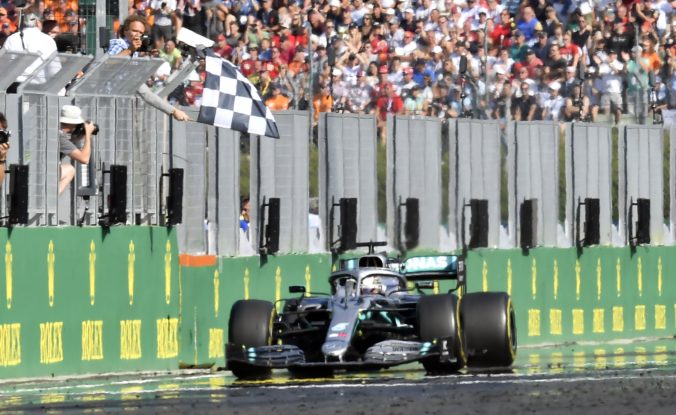 Video: Mercedes zvolil na Hungaroringu riskantnú stratégiu a Veľkú cenu Maďarska vyhral Hamilton