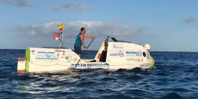 Video: Muž preplával na paddleboarde z Ameriky na Havaj za 76 dní, upozornil na znečistenie oceánov