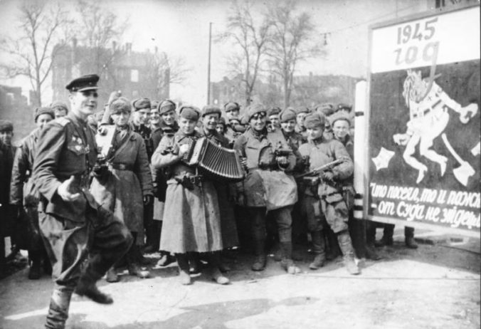Vojaci Červenej armády v Berlíne 2. máj 1945