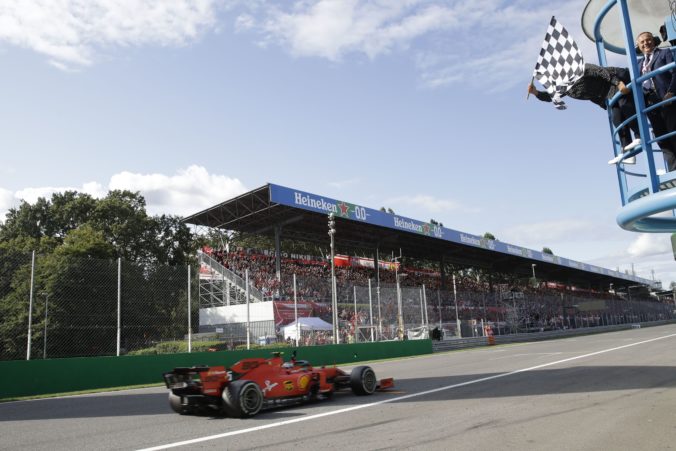 Video: Leclerc je hrdinom Ferrari, odolal útokom Hamiltona aj Bottasa a vyhral Veľkú cenu Talianska