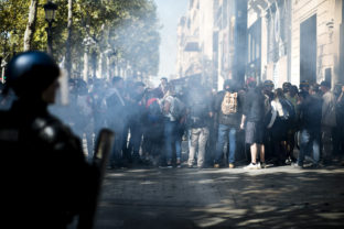 Paríž, protesty, polícia, slzný plyn