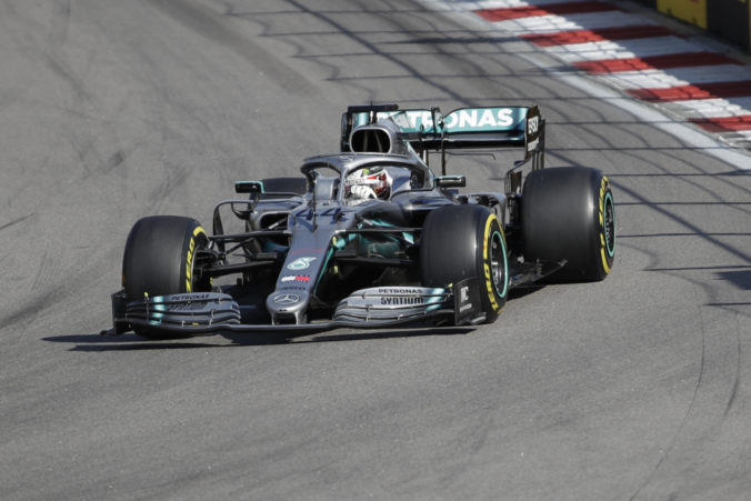 Hamilton štvrtýkrát vyhral v Soči a aj vďaka Vettelovmu odstúpeniu ovládol Veľkú cenu Ruska