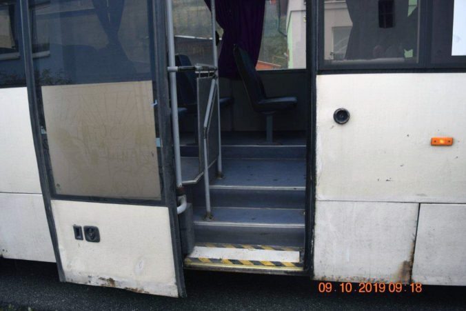 Foto: Z autobusu počas jazdy vypadlo 11-ročné dievča, začaté je trestné stíhanie