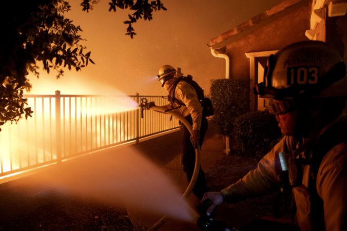 Video: Pre lesný požiar evakuovali okolie Los Angeles, na dvoch diaľniciach sa šíril hustý dym