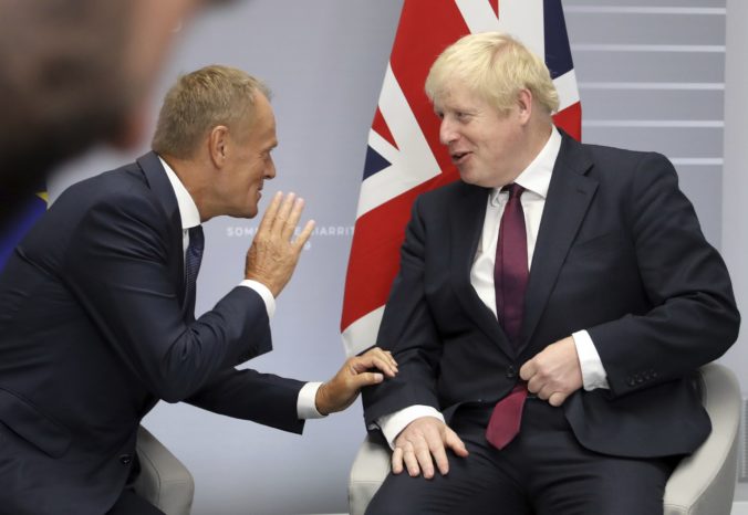 Tusk predĺžil lehotu na rozhovory o brexite, írsky premiér našiel s Johnsonom spoločnú reč