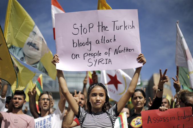 Turecká polícia zatkla vyše sto ľudí, ktorí na sociálnych sieťach kritizovali útok na Kurdov