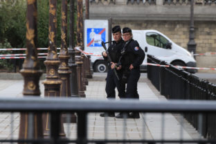Paríž, útok na policajnú stanicu