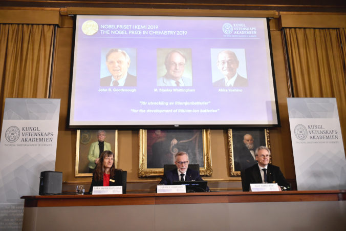 Nobelovu cenu za chémiu si podelia traja vedci, ktorí vyvinuli lítium-iónové batérie