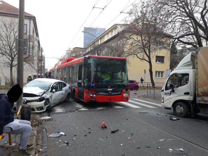 BRATISLAVA: Nehoda na Svätoplukovej ulici