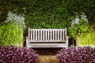 Drevená záhradná lavička