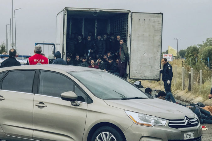 Greecki migranti utečenci dodávka V chladiarenskom aute objavili 41 mužov a chlapcov.