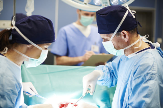 Operácia, transplantácia, lekári