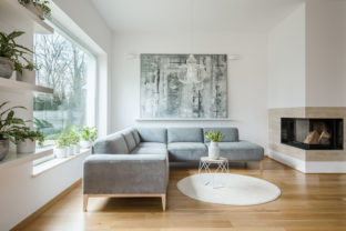 Obývačka s krbom a sivá sedačka