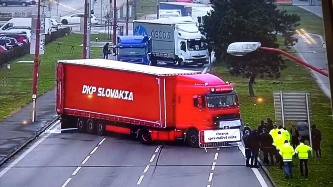 POLÍCIA: Kamionisti blokujú Rožňavskú ulicu