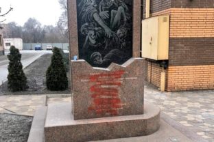 Posprejovaný pamätník obetí holokaustu