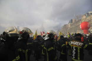 Demonštrácia hasičov v Paríži