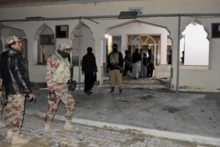 Pakistan bomba výbuch mešita