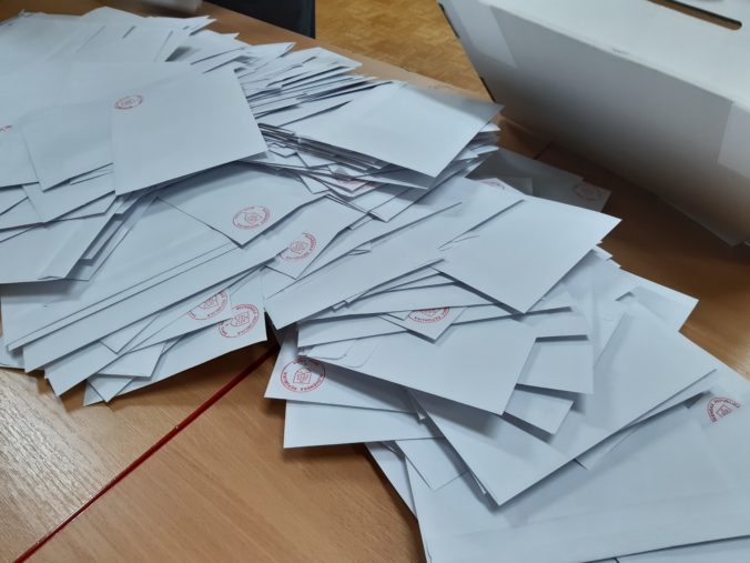 VOĽBY: Vysypanie volebných urien s hlasovacími lístkami počas volieb do Národnej rady SR 2020. Trnava, Vysypanie volebných urien