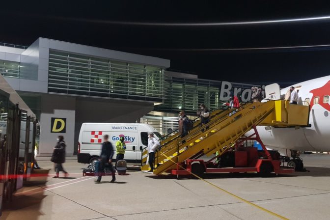 Prví Slováci z Veľkej Británie pristáli na bratislavskom letisku