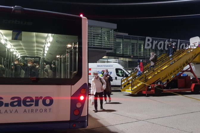 Prví Slováci z Veľkej Británie pristáli na bratislavskom letisku