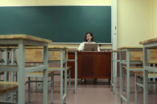 Školy vo Vietname sú zavreté už druhý mesiac. Začali preto vyučovať online, s učiteľmi stále v triedach.