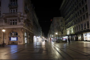 Polícia kontroluje nočné ulice v Belehrade.