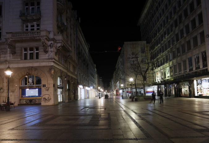 Polícia kontroluje nočné ulice v Belehrade.