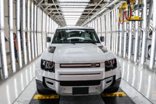 PRIEMYSEL: Prehliadka výroby Land Roveru Defender