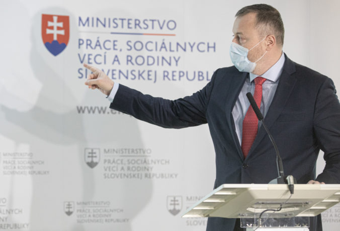 počas tlačovej konferencie, na ktorej predstavil projekt o prvej pomoci zamestnancom, podnikateľom a živnostníkom. Bratislava, 5. apríl 2020.