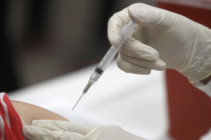 Súčasný záujem o očkovanie proti chrípke svedčí o tom, že vakcín na COVID-19 nemusí byť dostatok ani pre rizikové skupiny. Foto: SITA (AP Photo/LM Otero, File)
