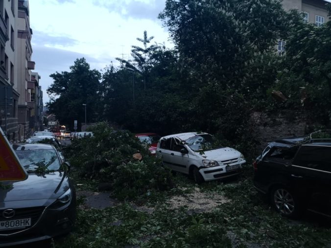 Silný vietor vyvrátil strom, zničil štyri autá