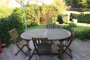 Drevený záhradný stôl