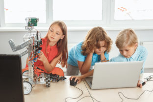 Deti detský tábor robotika it technologie programovanie