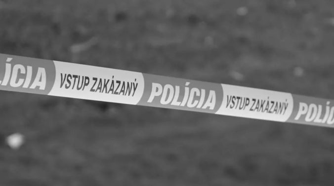 Polícia našla v bratislavskej Petržalke mŕtvu dôchodkyňu, pravdepodobne mala na tele zranenia po noži
