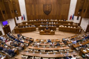 Atmosféra v pléne parlamentu počas rokovania mimoriadnej 10. schôdze Národnej rady SR k vysloveniu nedôvery predsedovi vlády Igorovi Matovičovi. Bratislava 23. júl 2020.
